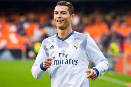 Cristiano Ronaldo steht bei Champions-League-Sieger Real Madrid unter Vertrag Cristiano Ronaldo steht bei Champions-League-Sieger Real Madrid unter Vertrag