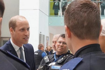 Prinz William hat sich persönlich bei der Polizei von Manchester bedankt Prinz William hat sich persönlich bei der Polizei von Manchester bedankt