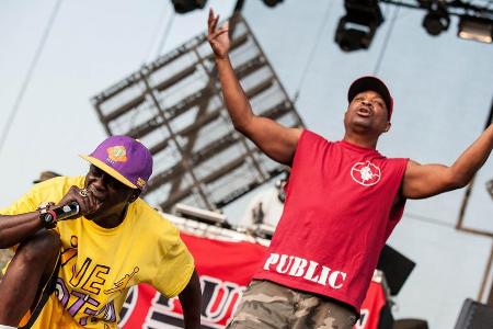 Die Public-Enemy-Rapper Flavor Flav (li.) und Chuck D in Aktion bei einem Auftritt in Belgrad Die Public-Enemy-Rapper Flavor Flav (li.) und Chuck D in Aktion bei einem Auftritt in Belgrad