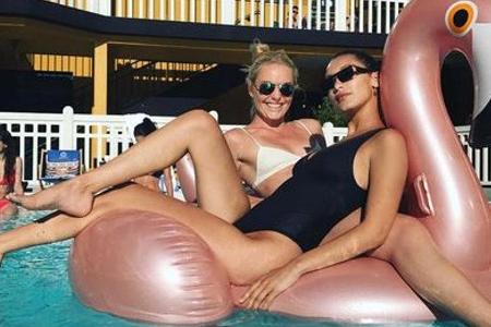 Balanceakt: Lindsey Vonn teilt sich den aufblasbaren Flamingo mit ihrer prominenten Begleitung Balanceakt: Lindsey Vonn teilt sich den aufblasbaren Flamingo mit ihrer prominenten Begleitung