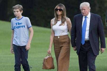 US-Präsident Donald Trump (v.r.) geleitet Ehefrau Melania und Sohn Barron zum Weißen Haus US-Präsident Donald Trump (v.r.) geleitet Ehefrau Melania und Sohn Barron zum Weißen Haus
