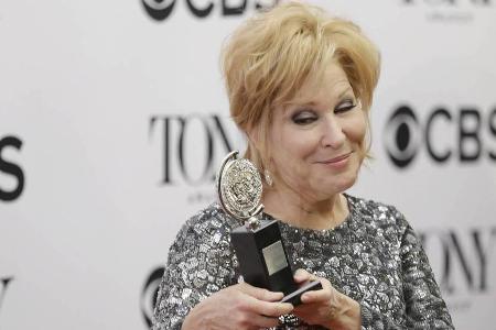 Bette Midler mit ihrem Preis als Bette Midler mit ihrem Preis als