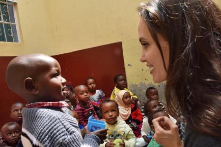 UNHCR-Sondergesandte Angelina Jolie trifft Kinder und Geschwister von schutzbedürftigen weiblichen Flüchtlingen in Nairobi UNHCR-Sondergesandte Angelina Jolie trifft Kinder und Geschwister von schutzbedürftigen weiblichen Flüchtlingen in Nairobi