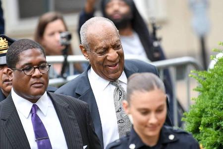 Ist das ein siegesgewisses Lachen? Bill Cosby am Samstag auf dem Weg zum Gerichtsgebäude Ist das ein siegesgewisses Lachen? Bill Cosby am Samstag auf dem Weg zum Gerichtsgebäude