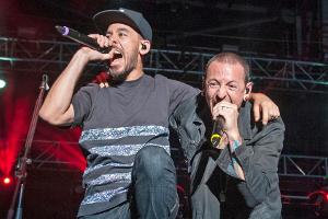 Chester Bennington: Fans und Freunde singen seine Lieder
