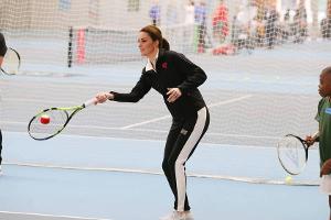 Schwanger und topfit: Herzogin Kate spielt mit Kindern Tennis