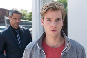 "Unter uns": Valentin (r.) begreift verletzt, dass sein Vater Benedikt seine Entscheidung nie akzeptieren wird
