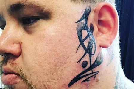 Der Körper von Sänger Rag 'n' Bone Man ist nun um ein Tattoo reicher Der Körper von Sänger Rag 'n' Bone Man ist nun um ein Tattoo reicher
