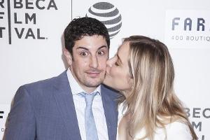 "American Pie"-Star Jason Biggs begrüßt Söhnchen Lazlo auf der Welt