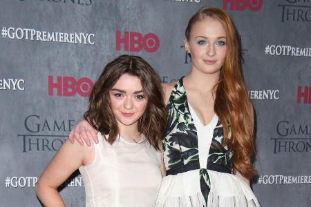 Sophie Turner (r.) und Maisie Williams lernten sich durch Sophie Turner (r.) und Maisie Williams lernten sich durch