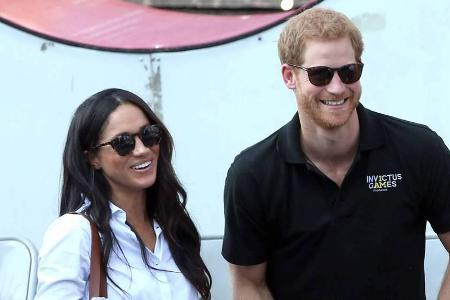 Bei den Invictus Games in Toronto zeigten sich Prinz Harry und Meghan Markle erstmals gemeinsam in der Öffentlichkeit Bei den Invictus Games in Toronto zeigten sich Prinz Harry und Meghan Markle erstmals gemeinsam in der Öffentlichkeit