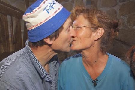 André und Marlies kommen sich in den Schweizer Bergen näher