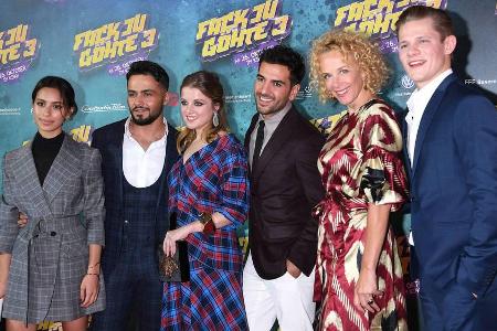 Elyas M'Barek (3.v.r.) und der Cast von Elyas M'Barek (3.v.r.) und der Cast von