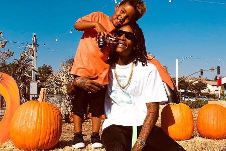 Sogar Rapper Wiz Khalifa sucht mit seinem Sohn Halloween-Kürbise aus - ob er wohl auch die Aushöhl-Tricks kennt? Sogar Rapper Wiz Khalifa sucht mit seinem Sohn Halloween-Kürbise aus - ob er wohl auch die Aushöhl-Tricks kennt?