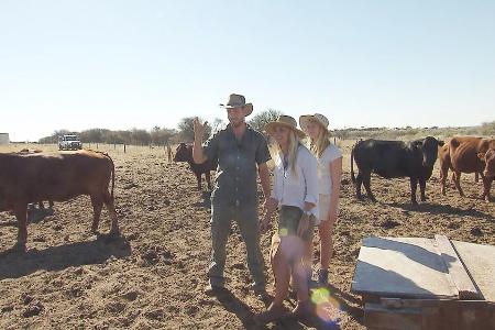 Gerald und die Kandidatinnen Anna und Christine auf seiner Farm in Namibia
