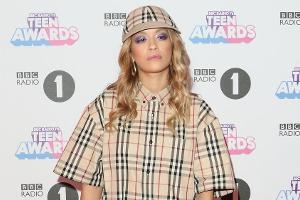 Oha! Rita Ora im großkarierten Fashion-Totalausfall