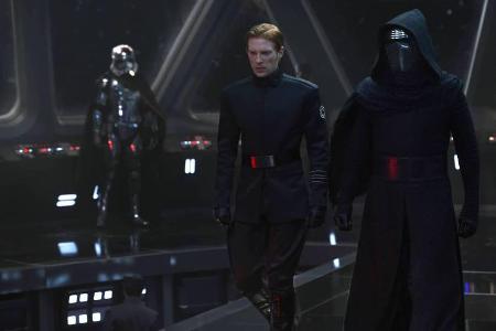 Domhnall Gleeson als General Hux neben Kylo Ren (Adam Driver) Domhnall Gleeson als General Hux neben Kylo Ren (Adam Driver)