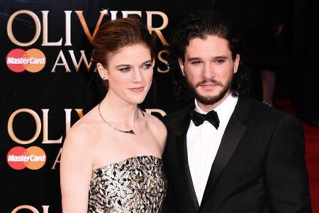 Ende September bestätigten Kit Harington und Rose Leslie ihre Verlobung mit einer Zeitungsanzeige Ende September bestätigten Kit Harington und Rose Leslie ihre Verlobung mit einer Zeitungsanzeige