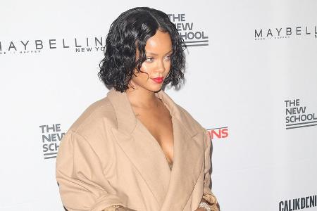 Rihannas ausgefallene Kleiderwahl sorgt stets für Überraschungen auf dem roten Teppich Rihannas ausgefallene Kleiderwahl sorgt stets für Überraschungen auf dem roten Teppich
