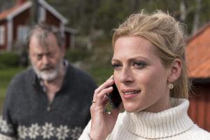 "Inga Lindström: Das Postboot in den Schären": Saga (Nele Kiper) will ihren Vater Gunnar (Wolfgang Häntsch) nicht im Stich l...
