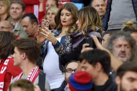 Cathy Hummels geht auch hochschwanger noch ins Stadion Cathy Hummels geht auch hochschwanger noch ins Stadion