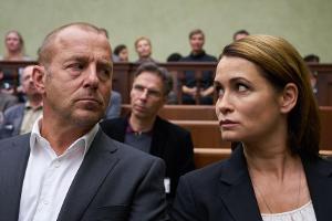 "Angst - Der Feind in meinem Haus": Randolph Tiefenthaler (Heino Ferch) und seine Frau Rebecca (Anja Kling) warten angespann...
