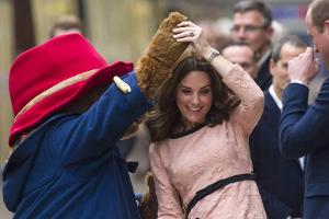 Sie ist wieder topfit: Herzogin Kate tanzt mit Paddington Bär