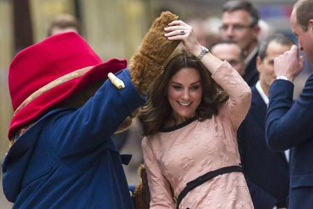Herzogin Kate tanzt mit Paddington Bär Herzogin Kate tanzt mit Paddington Bär