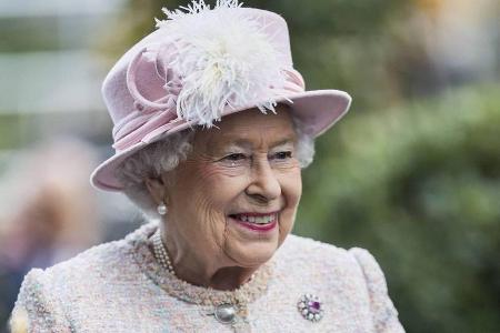 Die Queen freut sich auf die Pferderennen Die Queen freut sich auf die Pferderennen