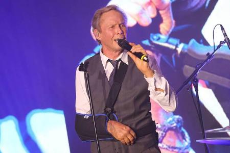 Peter Kraus stand erstmals nach seinem Unfall wieder auf einer Bühne