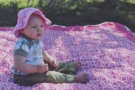 Genießt das Picknick mit seiner Mama: Pinks Sohn Jameson Moon Genießt das Picknick mit seiner Mama: Pinks Sohn Jameson Moon
