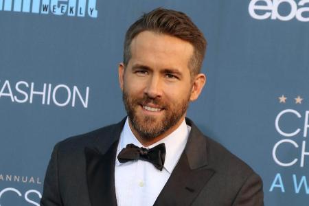 Ganz schön mutig: Ohne zu zögern macht Ryan Reynolds einen Rückwärtssalto Ganz schön mutig: Ohne zu zögern macht Ryan Reynolds einen Rückwärtssalto
