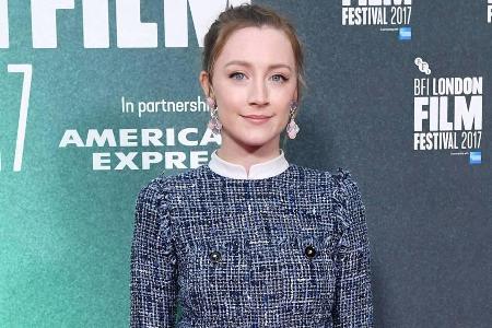 Das langärmlige Kleid von Saoirse Ronan hatte zwar keinen Ausschnitt, war dafür aber umso kürzer Das langärmlige Kleid von Saoirse Ronan hatte zwar keinen Ausschnitt, war dafür aber umso kürzer