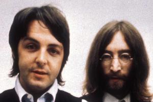 John Lennon: Paul McCartney "streckt die Hand aus"