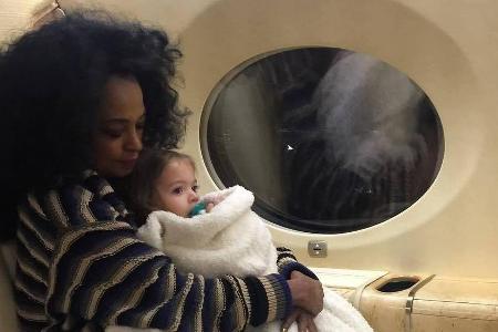 Diana Ross schmust mit ihrer zweijährigen Enkelin Diana Ross schmust mit ihrer zweijährigen Enkelin