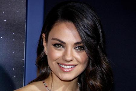 Mila Kunis (34) ist eine Augenweide! Das findet auch Ashton Kutcher und nahm die Schauspielerin im Juli 2015 zur Frau. Gekrö... Mila Kunis (34) ist eine Augenweide! Das findet auch Ashton Kutcher und nahm die Schauspielerin im Juli 2015 zur Frau. Gekrö...