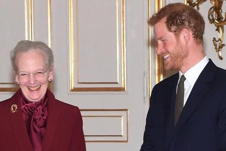 Haben offenbar gut lachen: Prinz Harry und Königin Margrethe II. Haben offenbar gut lachen: Prinz Harry und Königin Margrethe II.
