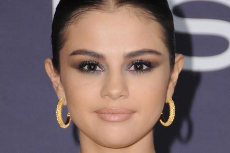 Mittlerweile zeigt sich Selena Gomez wieder auf den roten Teppichen der Welt Mittlerweile zeigt sich Selena Gomez wieder auf den roten Teppichen der Welt