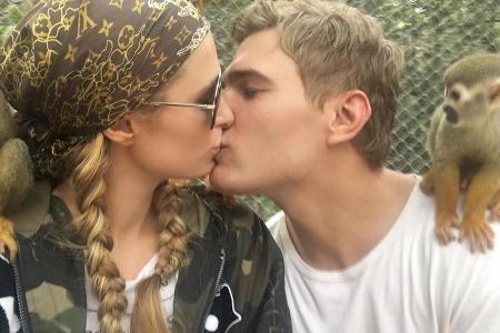 Die Bussis von Paris Hilton und Freund Chris Zylka stehen unter tierischer Beobachtung Die Bussis von Paris Hilton und Freund Chris Zylka stehen unter tierischer Beobachtung