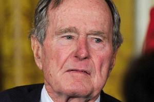 George H. W. Bush der sexuellen Belästigung beschuldigt