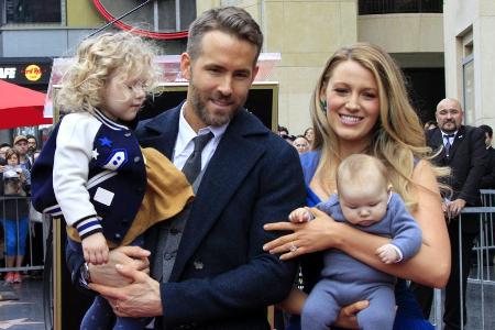 Blake Lively mit ihrem Mann Ryan Reynolds und ihren Töchtern James (l.) und Ines in Los Angeles Blake Lively mit ihrem Mann Ryan Reynolds und ihren Töchtern James (l.) und Ines in Los Angeles
