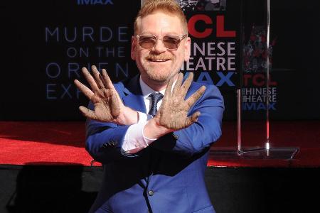 Kenneth Branagh hinterlässt seine Hand- und Fußabdrücke am TCL Chinese Theatre IMAX in Hollywood Kenneth Branagh hinterlässt seine Hand- und Fußabdrücke am TCL Chinese Theatre IMAX in Hollywood
