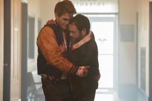KJ Apa alias Archie Andrews und Luke Perry alias Fred Andrews in der zweiten Staffel von "Riverdale"