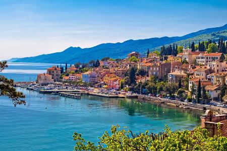 Volosko ist ein Fischerdorf an der Kvarner Bucht in Kroatien und gehört heute zum touristischen Bereich von Opatija. Gerade ... Volosko ist ein Fischerdorf an der Kvarner Bucht in Kroatien und gehört heute zum touristischen Bereich von Opatija. Gerade ...