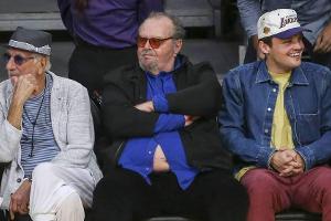 Wohl eher unfreiwillig: Jack Nicholson zeigt Bauch