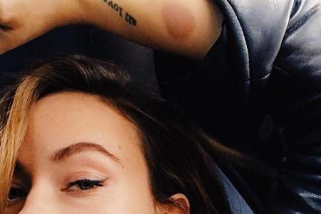 Noch etwas verkrampft blickt Olivia Wilde mit ihrem Brandmal in die Kamera Noch etwas verkrampft blickt Olivia Wilde mit ihrem Brandmal in die Kamera
