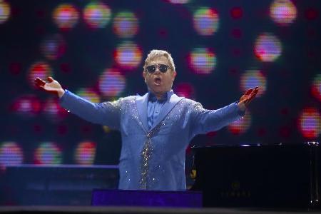 Seit Jahrzehnten begeistert Elton John mit seinen Auftritten die Fans Seit Jahrzehnten begeistert Elton John mit seinen Auftritten die Fans