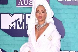 MTV EMAs: Rita Ora stiehlt im Bademantel allen die Show