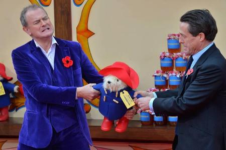 Wer ist stärker? Hugh Bonneville und Hugh Grant kämpfen um einen Stoffbären Wer ist stärker? Hugh Bonneville und Hugh Grant kämpfen um einen Stoffbären