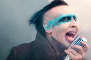 Marilyn Manson richtet Fake-Gewehr aufs Publikum